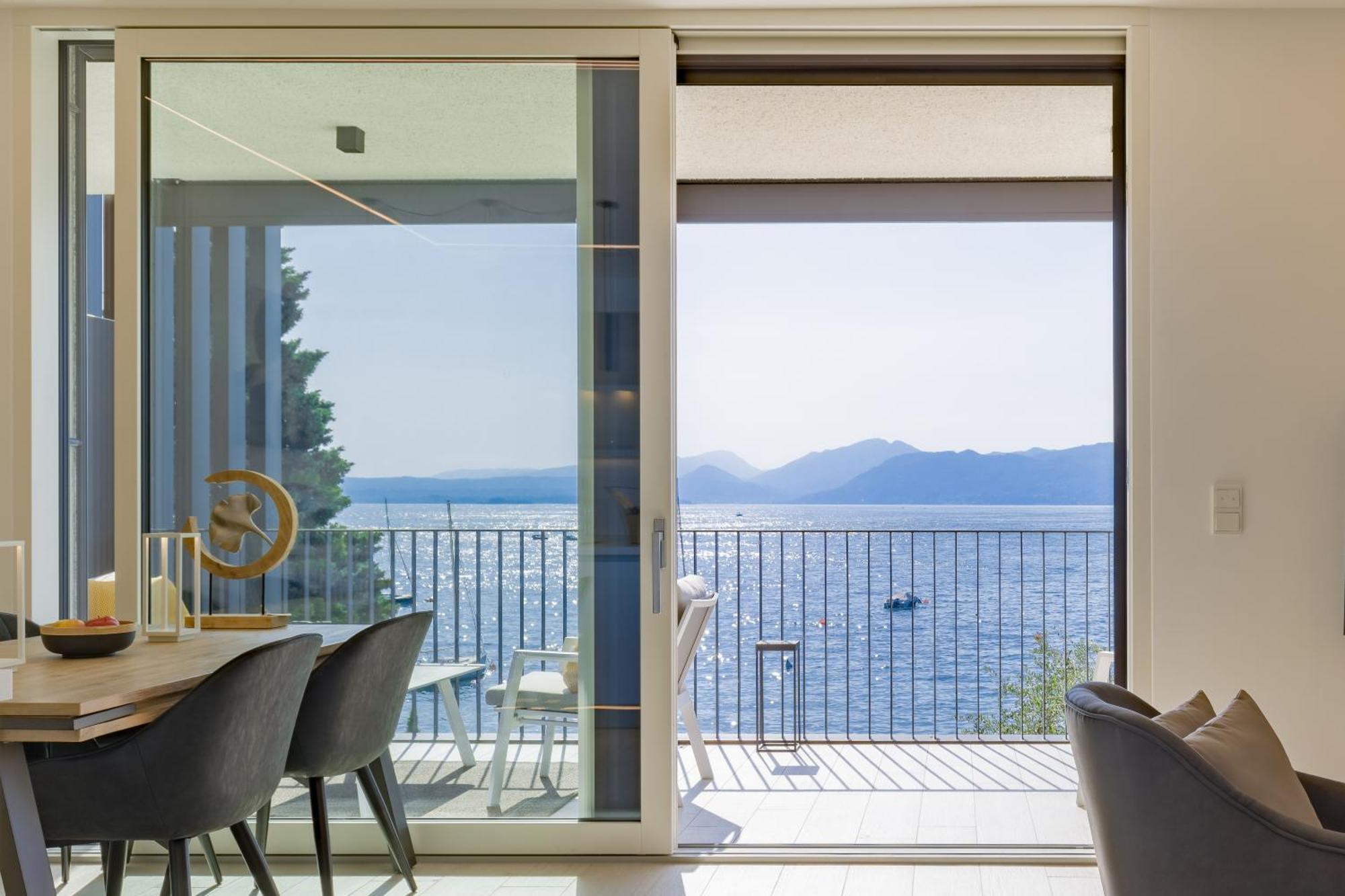 Salvatorehomes - Luxurious Dreamview Waterfront Apartment In Torri Del Benaco With Pool - Casa Azura - A 5 Star Luxury Collection At Lake Garda Экстерьер фото