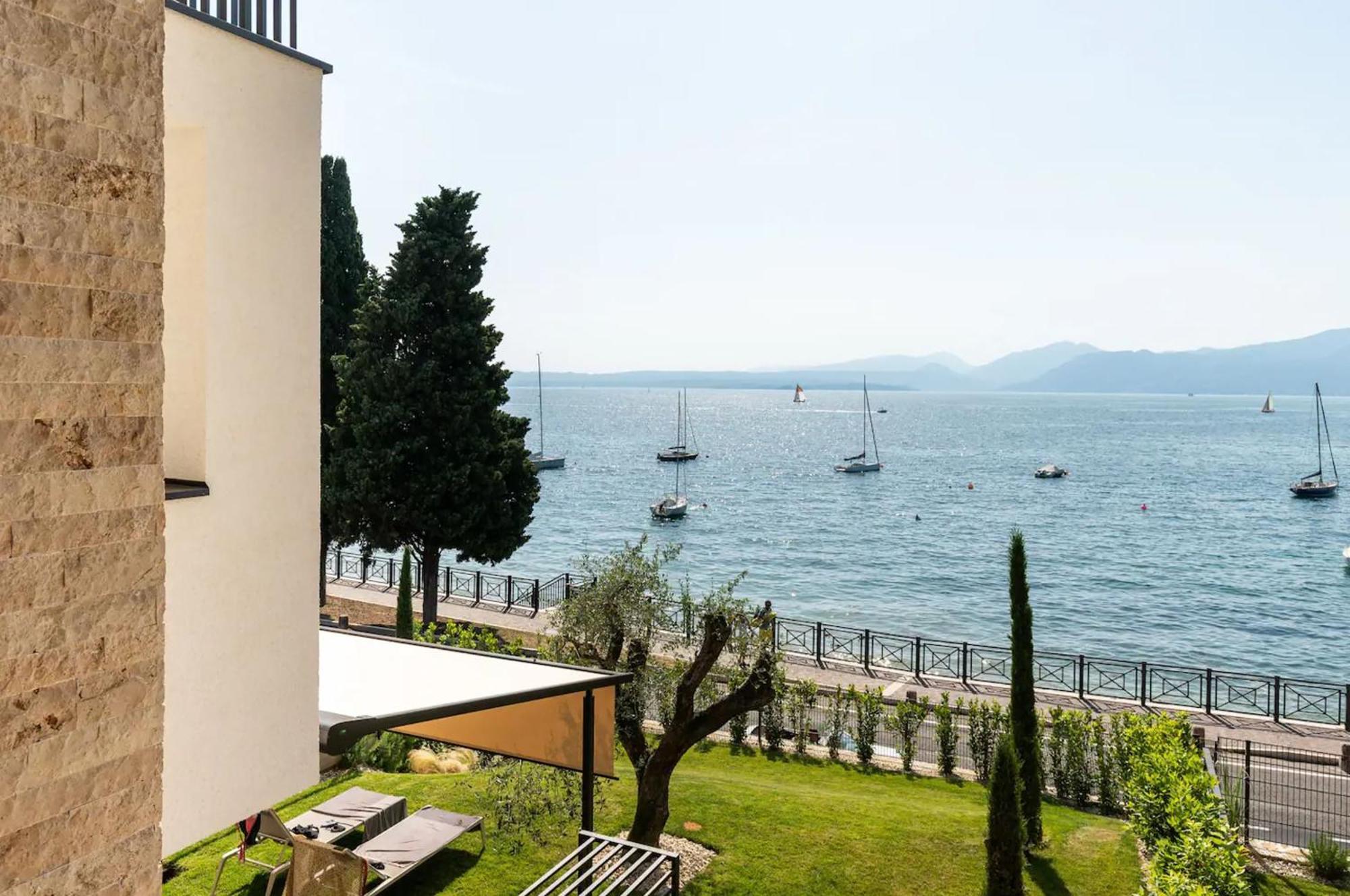 Salvatorehomes - Luxurious Dreamview Waterfront Apartment In Torri Del Benaco With Pool - Casa Azura - A 5 Star Luxury Collection At Lake Garda Экстерьер фото