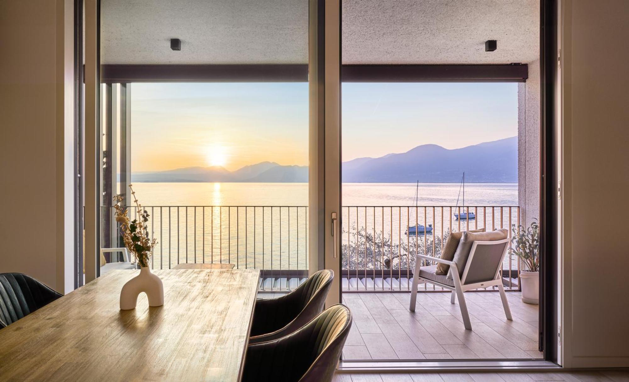 Salvatorehomes - Luxurious Dreamview Waterfront Apartment In Torri Del Benaco With Pool - Casa Azura - A 5 Star Luxury Collection At Lake Garda Экстерьер фото