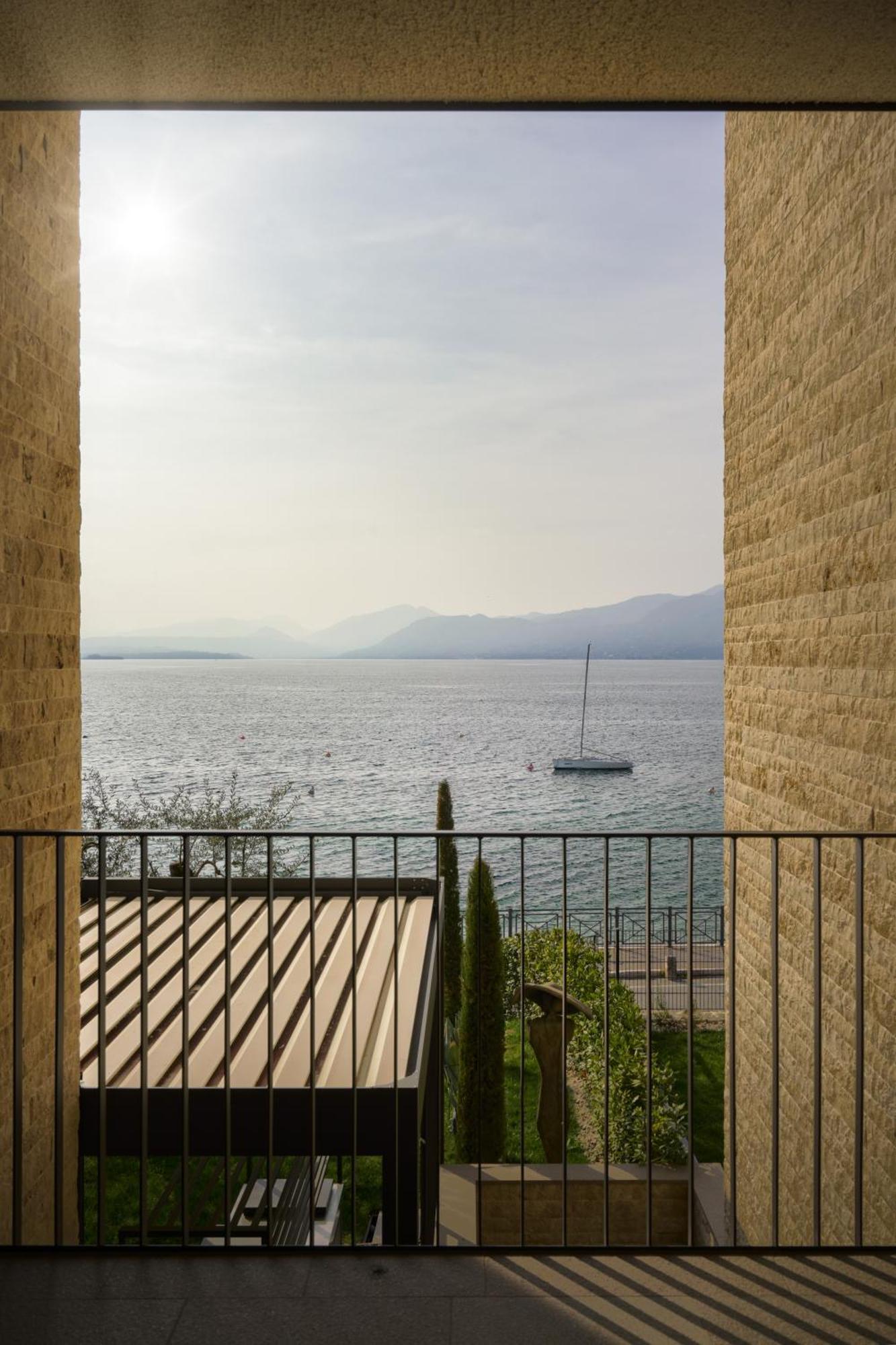 Salvatorehomes - Luxurious Dreamview Waterfront Apartment In Torri Del Benaco With Pool - Casa Azura - A 5 Star Luxury Collection At Lake Garda Экстерьер фото