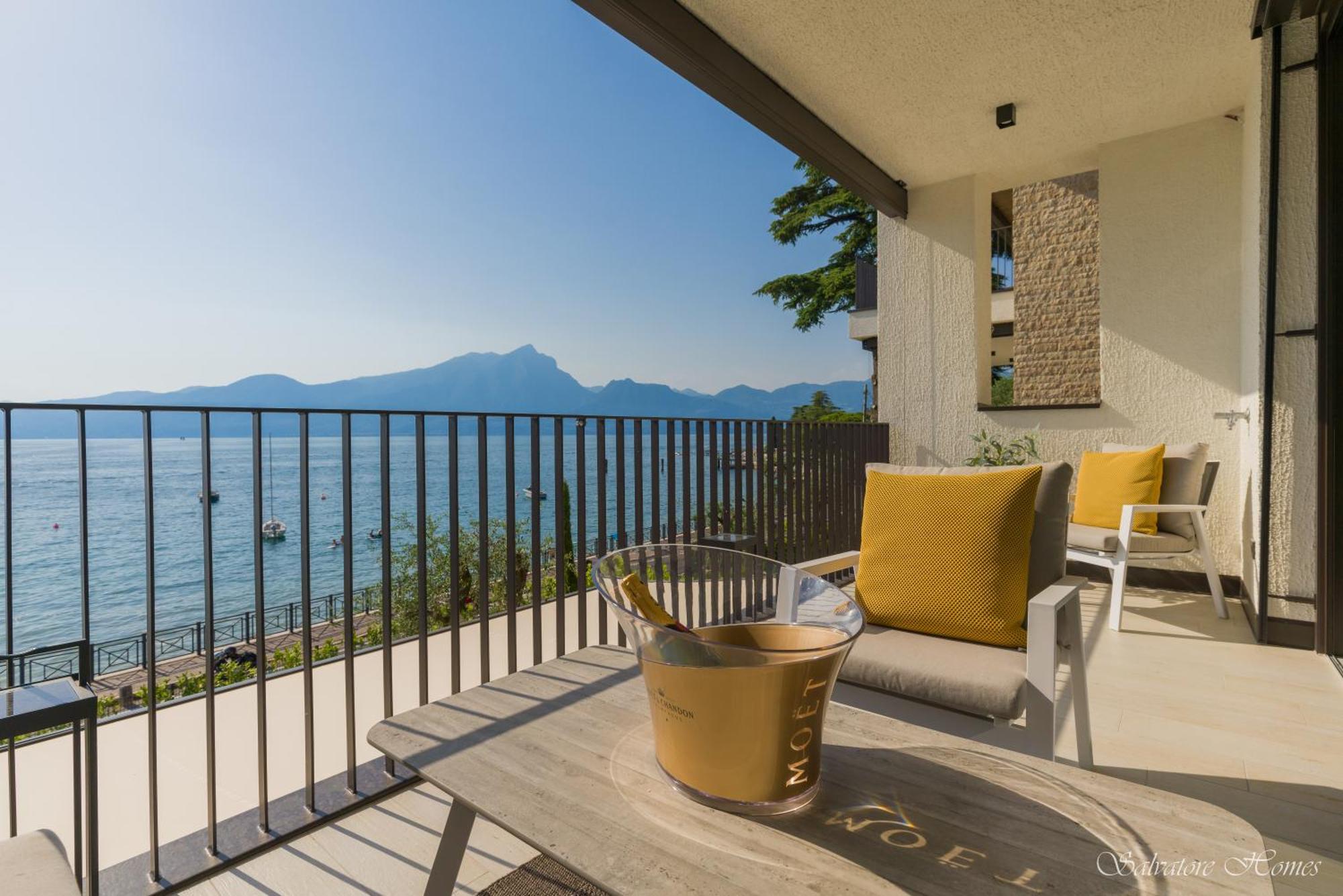 Salvatorehomes - Luxurious Dreamview Waterfront Apartment In Torri Del Benaco With Pool - Casa Azura - A 5 Star Luxury Collection At Lake Garda Экстерьер фото