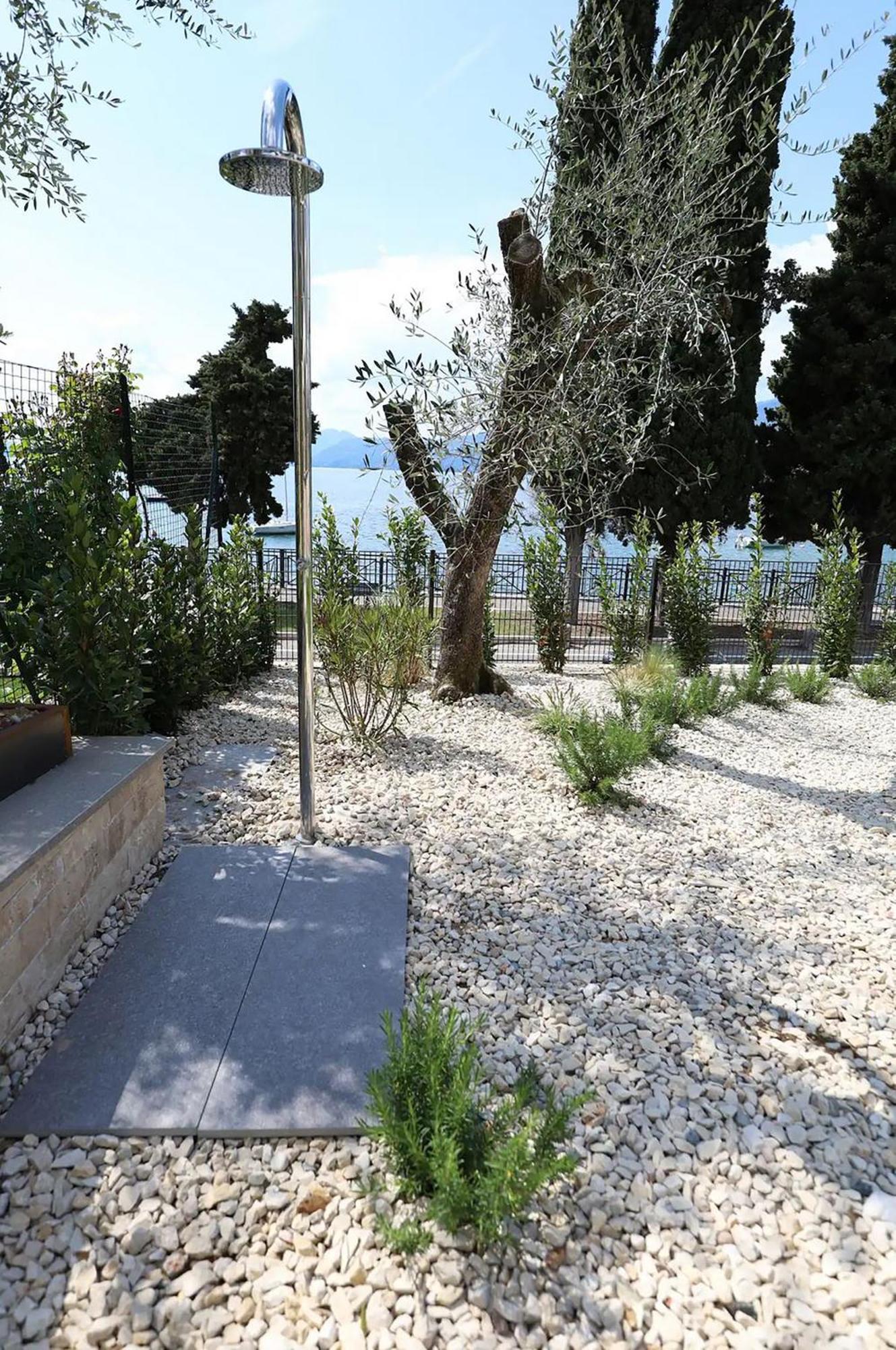 Salvatorehomes - Luxurious Dreamview Waterfront Apartment In Torri Del Benaco With Pool - Casa Azura - A 5 Star Luxury Collection At Lake Garda Экстерьер фото