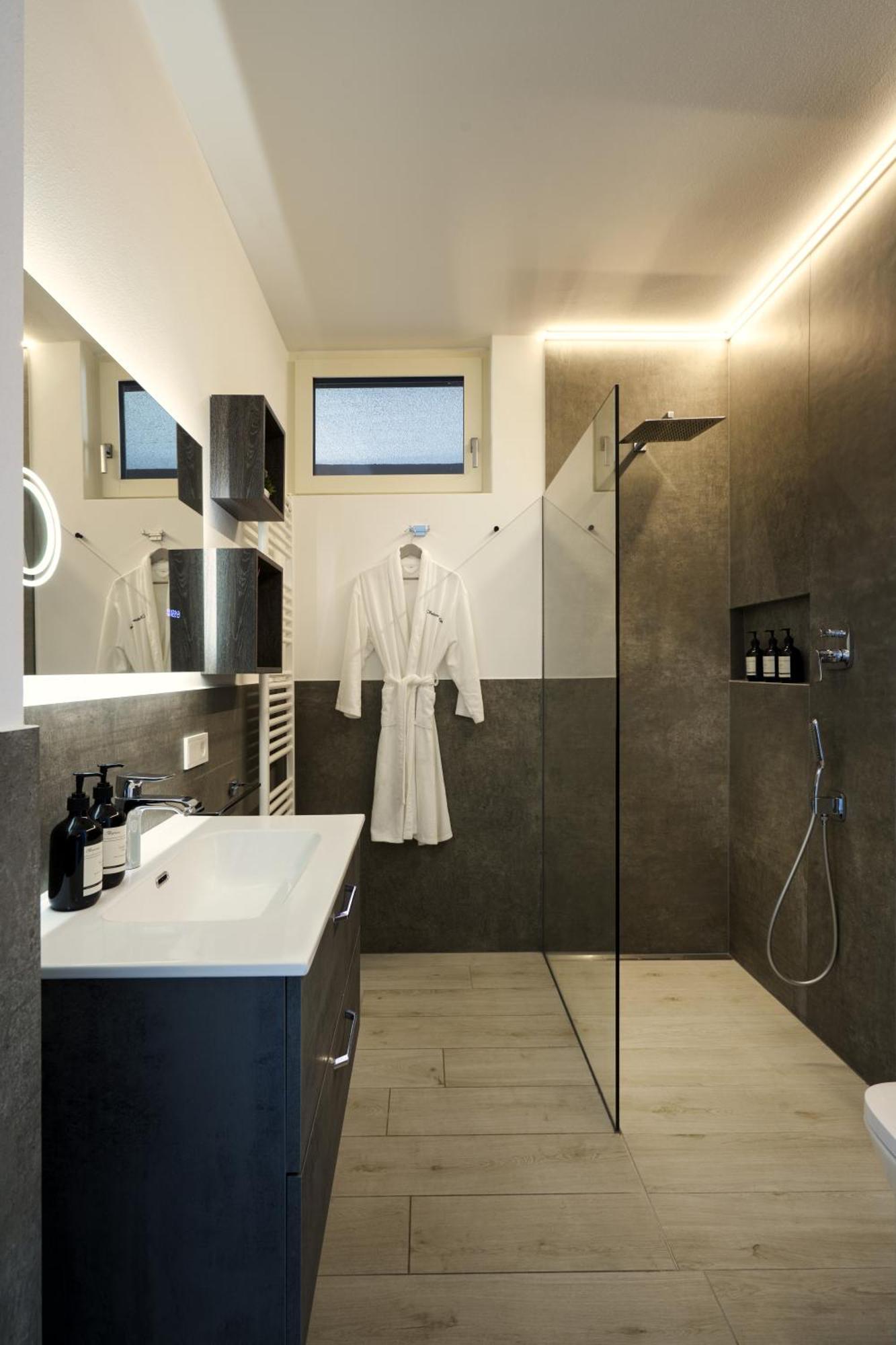 Salvatorehomes - Luxurious Dreamview Waterfront Apartment In Torri Del Benaco With Pool - Casa Azura - A 5 Star Luxury Collection At Lake Garda Экстерьер фото