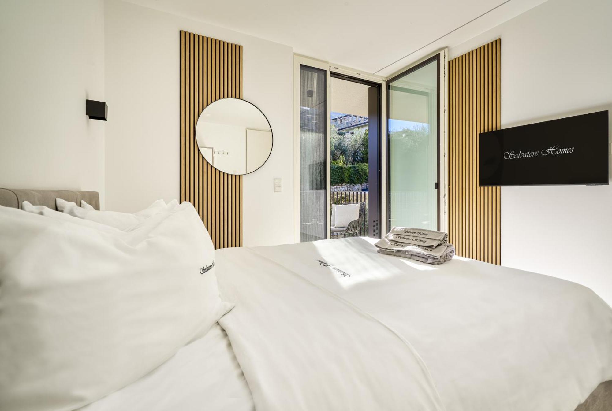 Salvatorehomes - Luxurious Dreamview Waterfront Apartment In Torri Del Benaco With Pool - Casa Azura - A 5 Star Luxury Collection At Lake Garda Экстерьер фото
