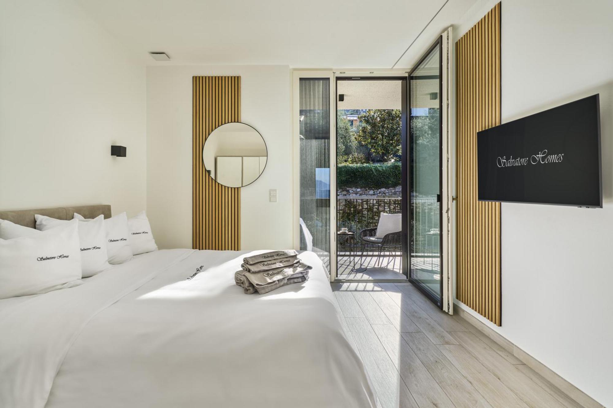 Salvatorehomes - Luxurious Dreamview Waterfront Apartment In Torri Del Benaco With Pool - Casa Azura - A 5 Star Luxury Collection At Lake Garda Экстерьер фото