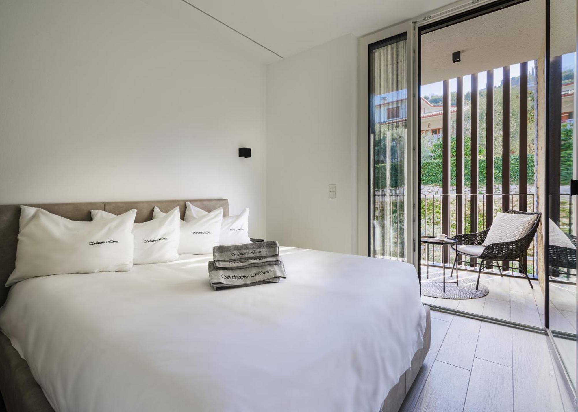Salvatorehomes - Luxurious Dreamview Waterfront Apartment In Torri Del Benaco With Pool - Casa Azura - A 5 Star Luxury Collection At Lake Garda Экстерьер фото