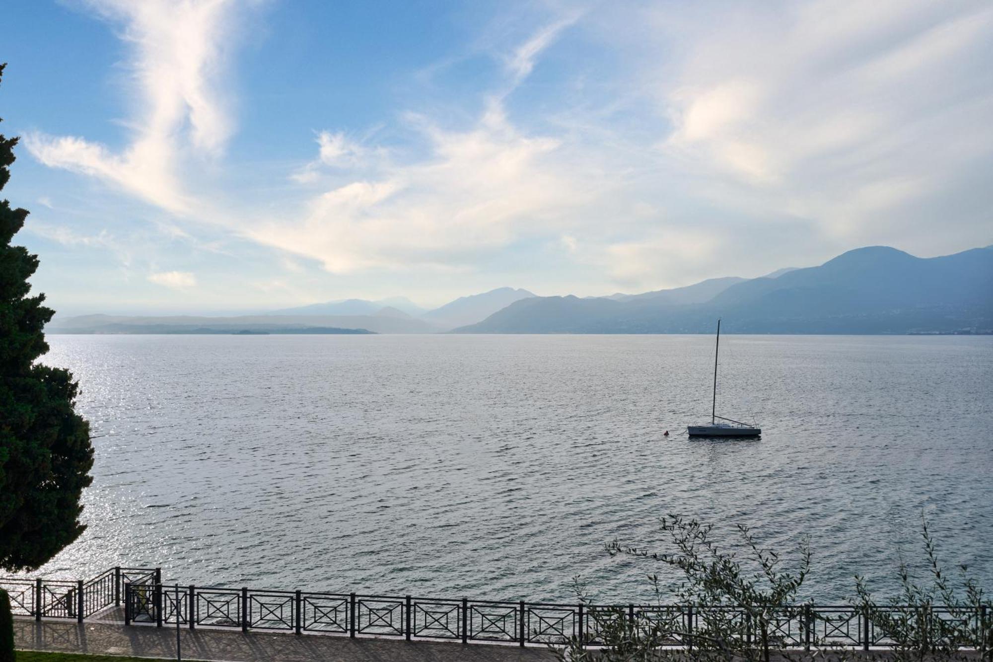 Salvatorehomes - Luxurious Dreamview Waterfront Apartment In Torri Del Benaco With Pool - Casa Azura - A 5 Star Luxury Collection At Lake Garda Экстерьер фото