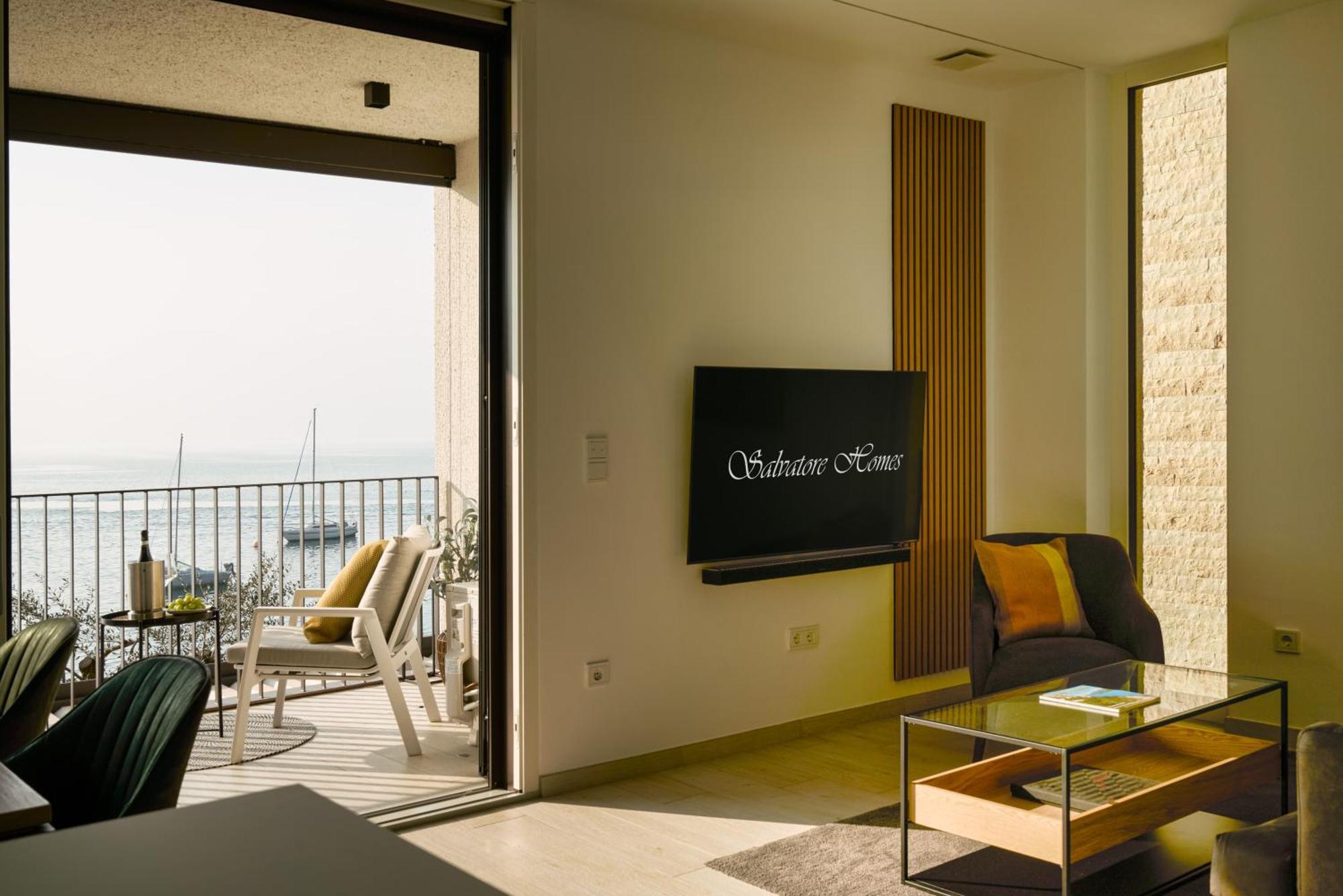 Salvatorehomes - Luxurious Dreamview Waterfront Apartment In Torri Del Benaco With Pool - Casa Azura - A 5 Star Luxury Collection At Lake Garda Экстерьер фото