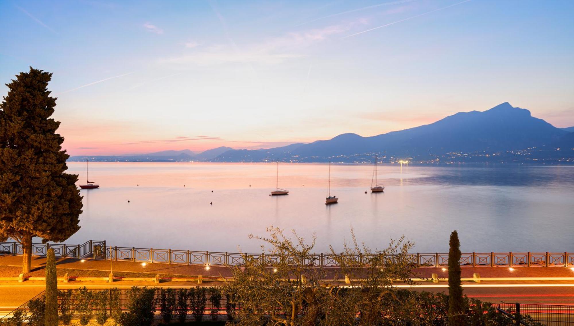 Salvatorehomes - Luxurious Dreamview Waterfront Apartment In Torri Del Benaco With Pool - Casa Azura - A 5 Star Luxury Collection At Lake Garda Экстерьер фото