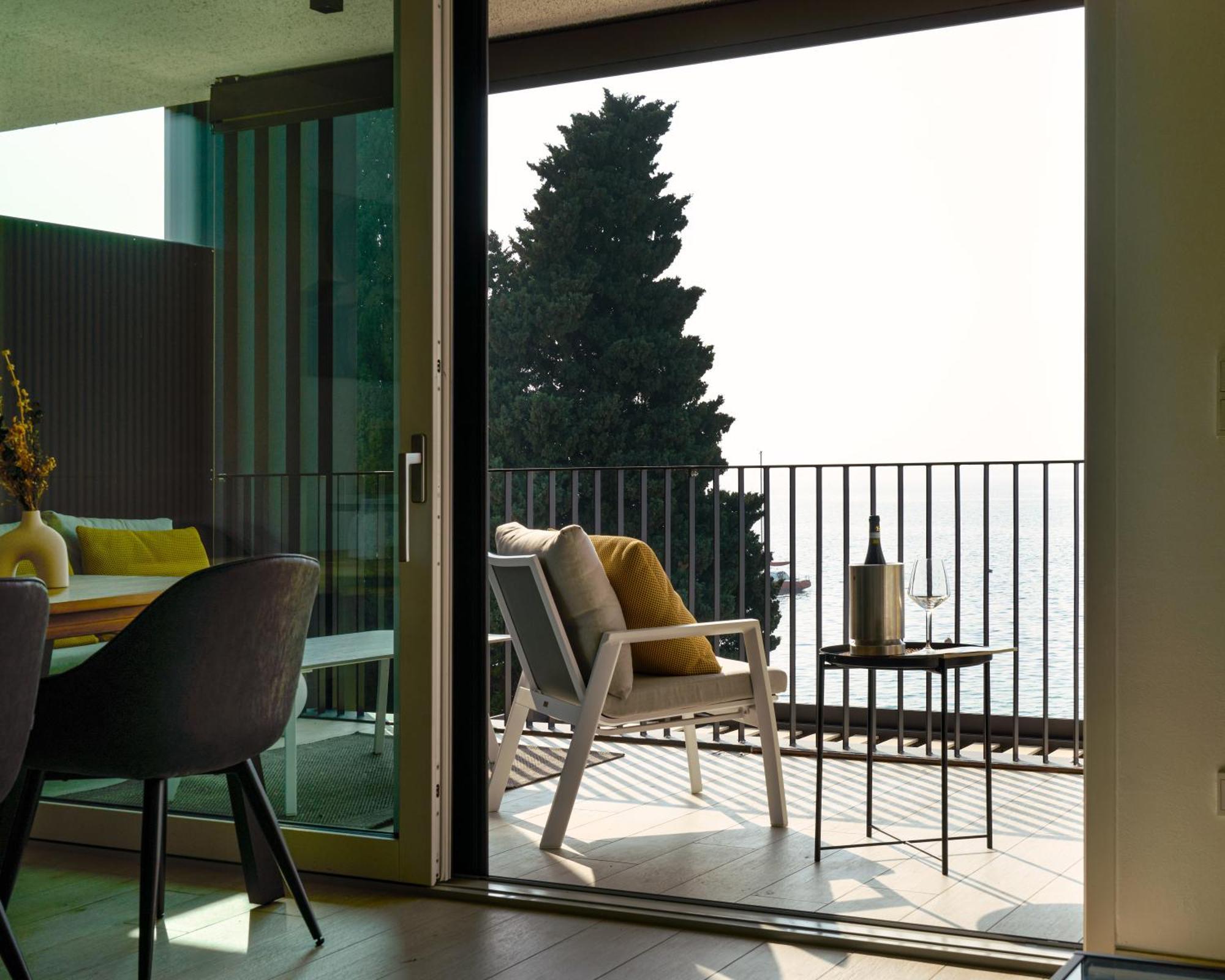 Salvatorehomes - Luxurious Dreamview Waterfront Apartment In Torri Del Benaco With Pool - Casa Azura - A 5 Star Luxury Collection At Lake Garda Экстерьер фото