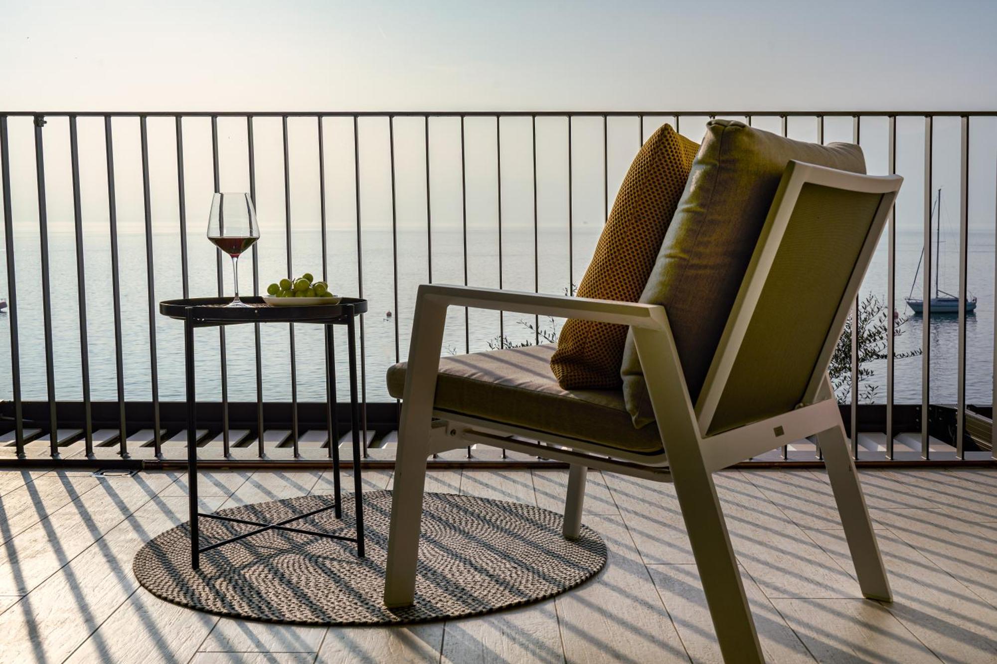 Salvatorehomes - Luxurious Dreamview Waterfront Apartment In Torri Del Benaco With Pool - Casa Azura - A 5 Star Luxury Collection At Lake Garda Экстерьер фото